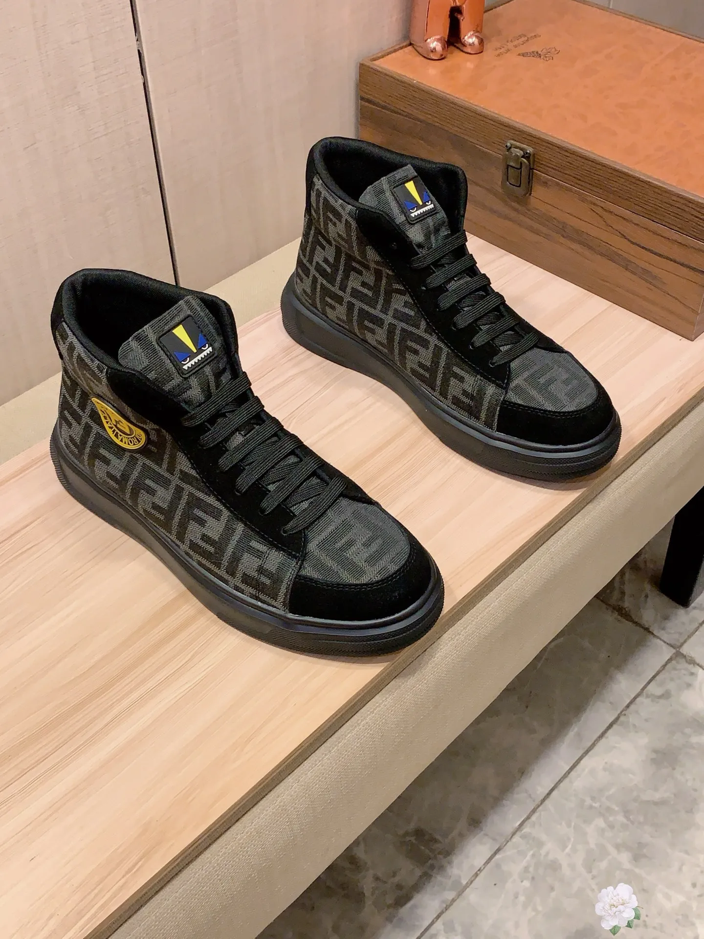 High-top men's shoes 💰442💰💰🎩🎩[Lightning][Lightning] "FENDI*" latest • popular casual shoes, top brand [Seduce] luxury~purchase, top-quality~. [Strong] The upper is made of imported breathable cowhide with fabric material ➕ Breathable sheepskin feet (•) and fine workmanship. The original stylish and stylish soft rubber wear-resistant and non-slip outsole is light and comfortable on the feet. The real thing looks better when taken in real life. 111: code: 38-44, 2️⃣ colors selected